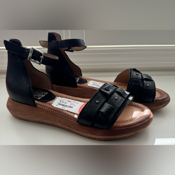 New Miz Mooz Indra Leather Studded‎ Ankle Strap Sandals Black Sz EU 41 US 9.5/10 - Picture 1 of 13